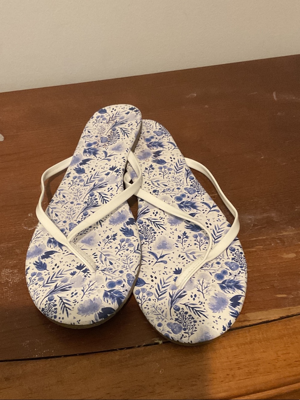 LC Lauren Conrad White and Blue Floral Flip Flop Sandals - Picture 1 of 2